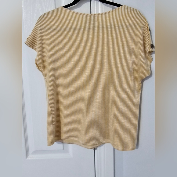 Ladies textured top. Size small. - Picture 3 of 4